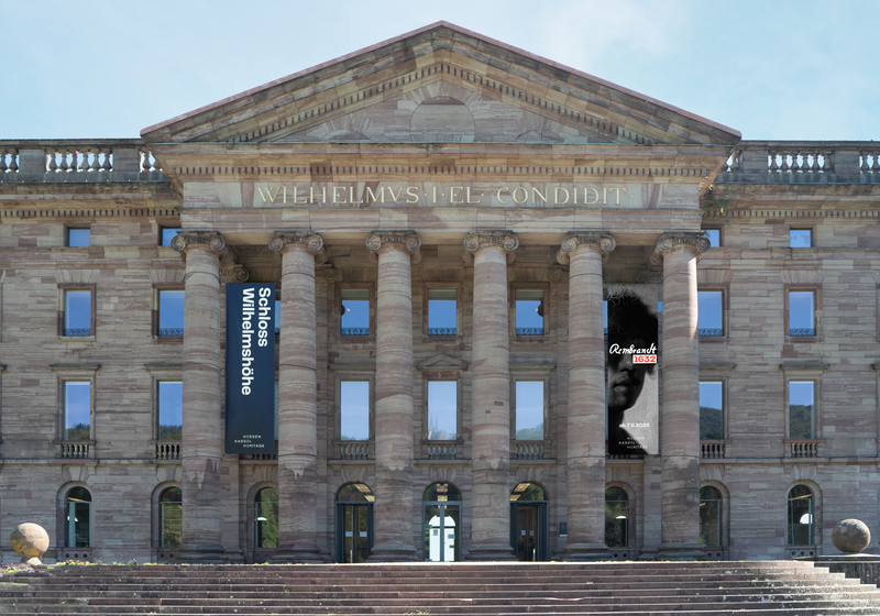 Schloss Wilhelmshöhe mit Banner für Rembrandt-Ausstellung